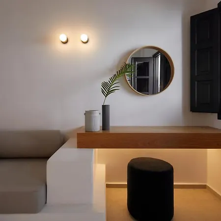 Отель Oia Suites 3*